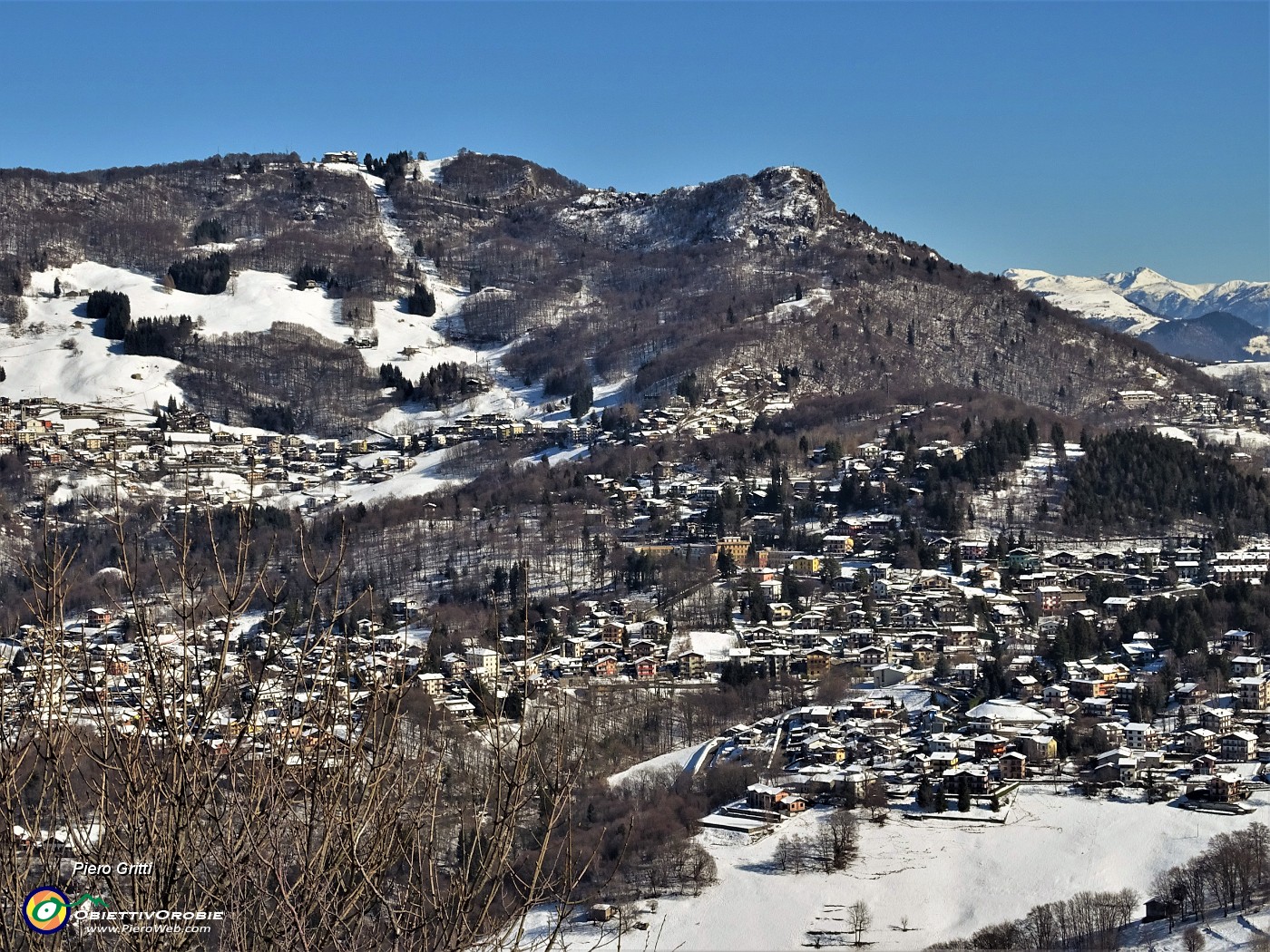 08 Altopiano di Selvino-Aviatico con Cornagera e Poieto visti  dalla Madonna del riposo (del Perello) poco sopra Salmezza.JPG